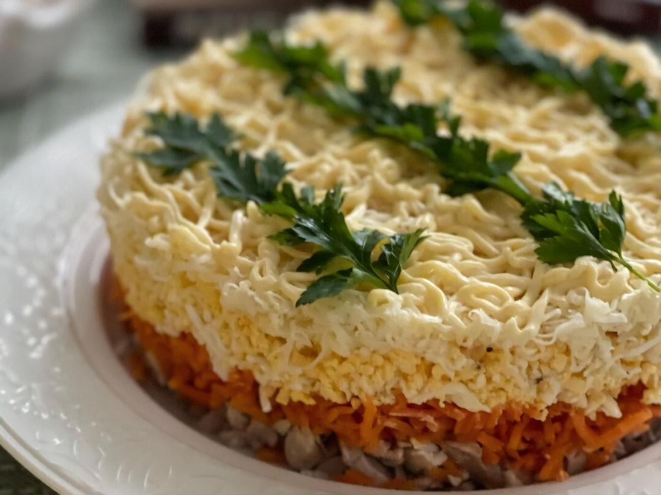 Салат состоит из четырех продуктов – мяса курицы, яиц, моркови по-корейски и сыра