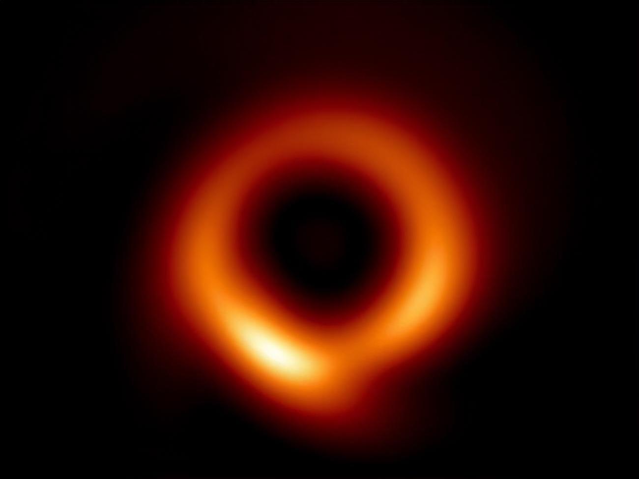 Это уже улучшенный снимок, ученые назвали его "тонким пончиком"