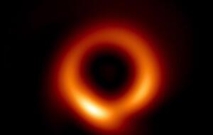 Это уже улучшенный снимок, ученые назвали его "тонким пончиком"