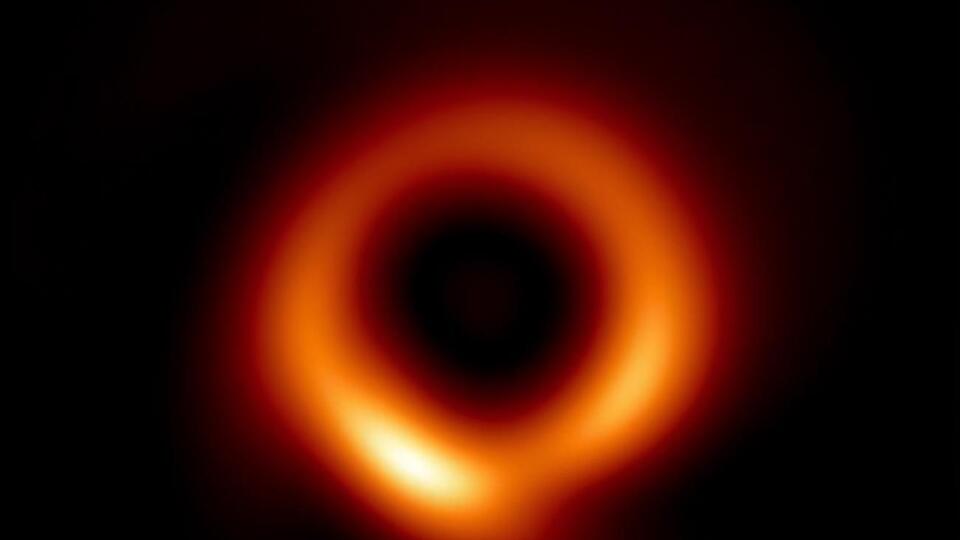Це вже покращений знімок, учені назвали його "тонким пончиком"