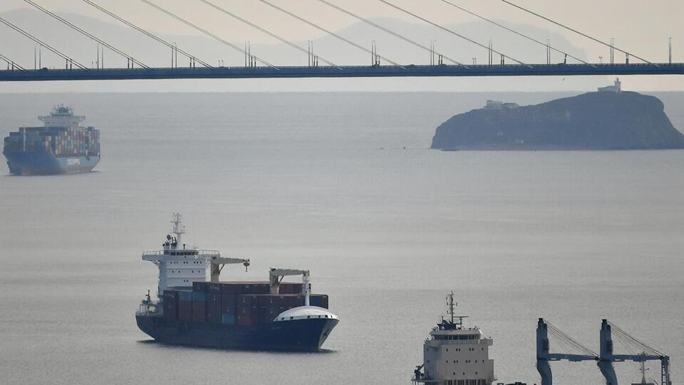 Україна рухається в бік вимоги повністю заборонити використання російського прапора і перевезення російських товарів під прапорами інших країн, пише Центр транспортних стратегій