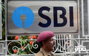 За даними ЗМІ, State Bank of India повідомив НПЗ, що не проводитиме платежів, якщо нафту куплено дорожче за цінову стелю