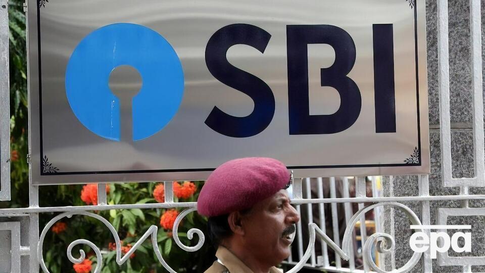 За даними ЗМІ, State Bank of India повідомив НПЗ, що не проводитиме платежів, якщо нафту куплено дорожче за цінову стелю