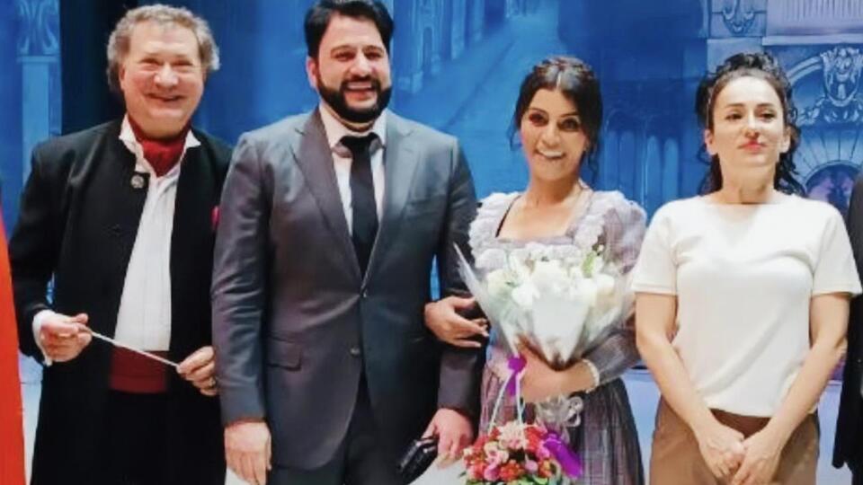 Черноухо-Волич (слева) фотографировался с мужем Нетребко (в центре) во время гастролей в Баку