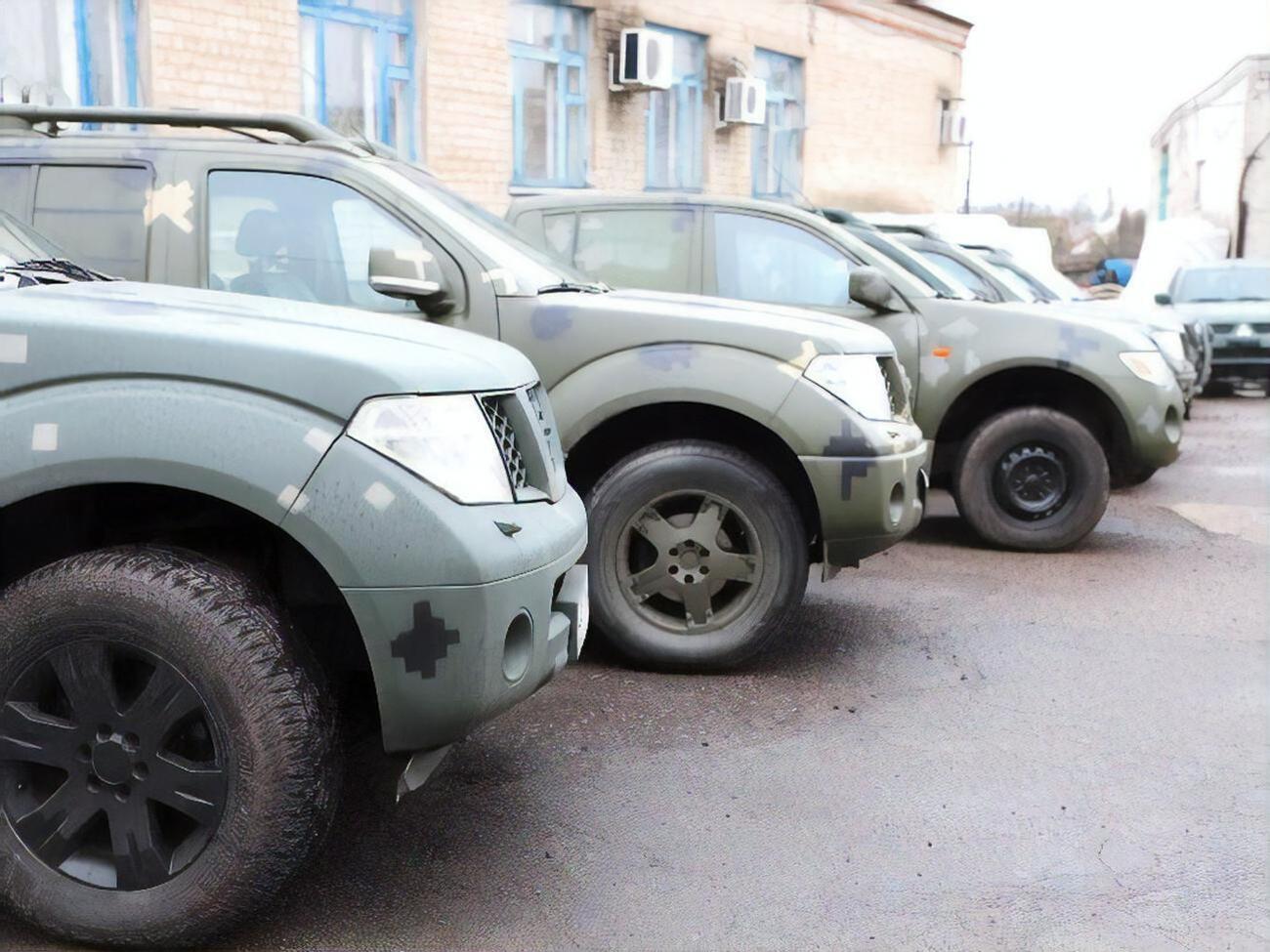 14 пікапів обладнають станинами для кулеметів