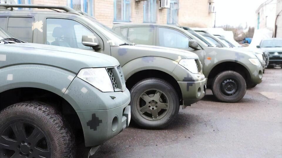 14 пікапів обладнають станинами для кулеметів
