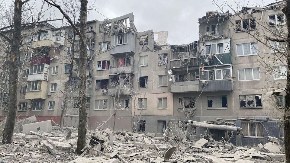 Унаслідок удару РФ у Слов'янську зруйновано багатоповерхівки, пошкоджено школу, зазначили у МВА