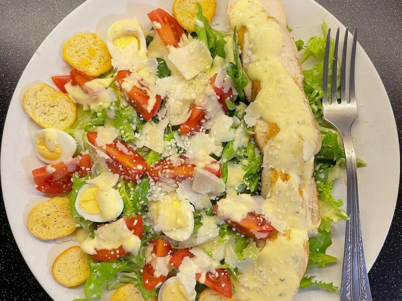 По желанию в салат можно добавить&nbsp;пармезан и сухарики