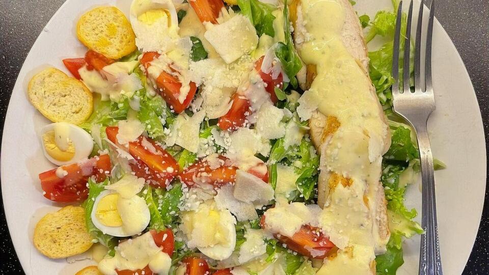 За бажанням до салату можна додати пармезан і сухарики