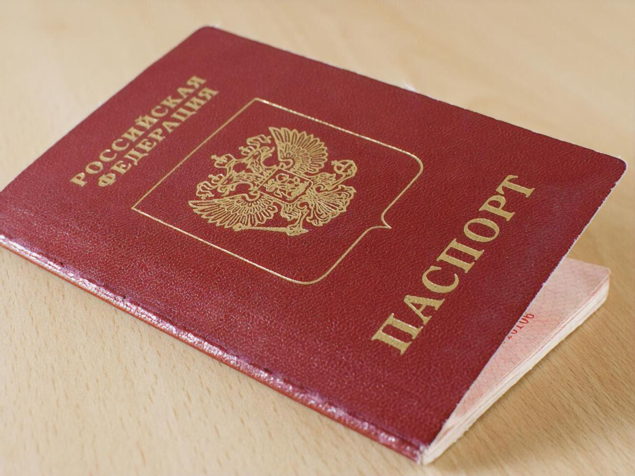 Держава-агресор РФ на тимчасово окупованих територіях України видає російські паспорти