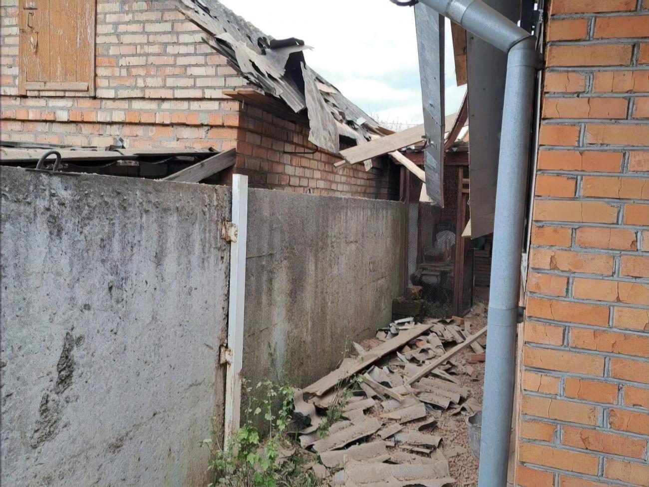 Рятувальники обстежують територію і з'ясовують наслідки обстрілу