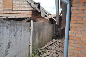 Рятувальники обстежують територію і з'ясовують наслідки обстрілу