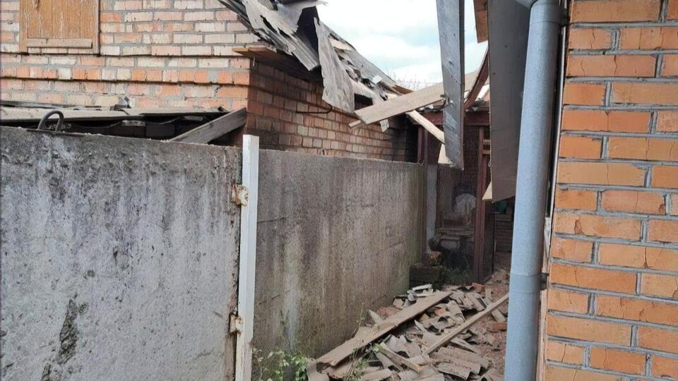 Рятувальники обстежують територію і з'ясовують наслідки обстрілу