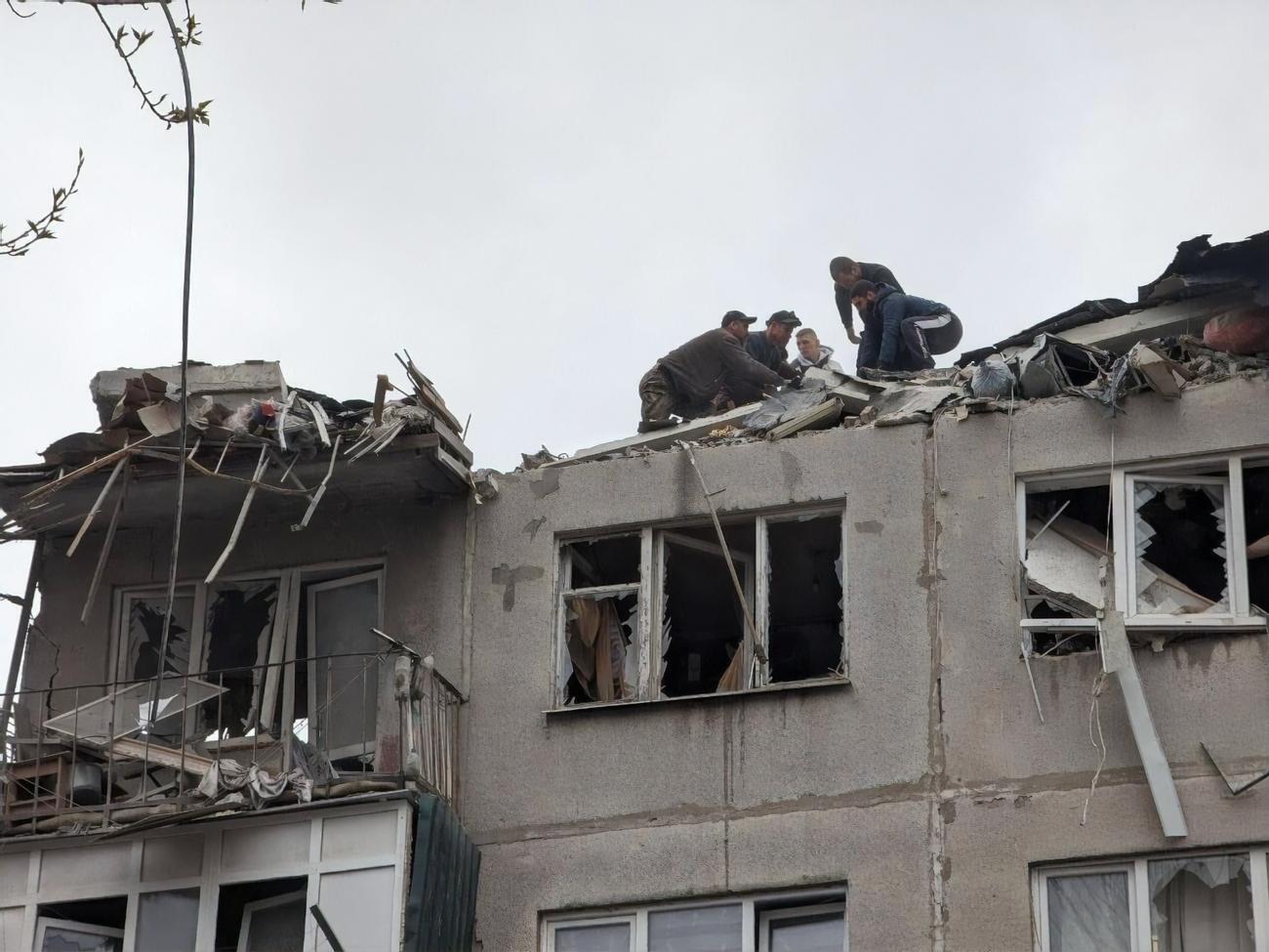 У Слов'янську триває розбирання завалів у будинку, зруйнованому російською ракетою. Жертв уже 11
