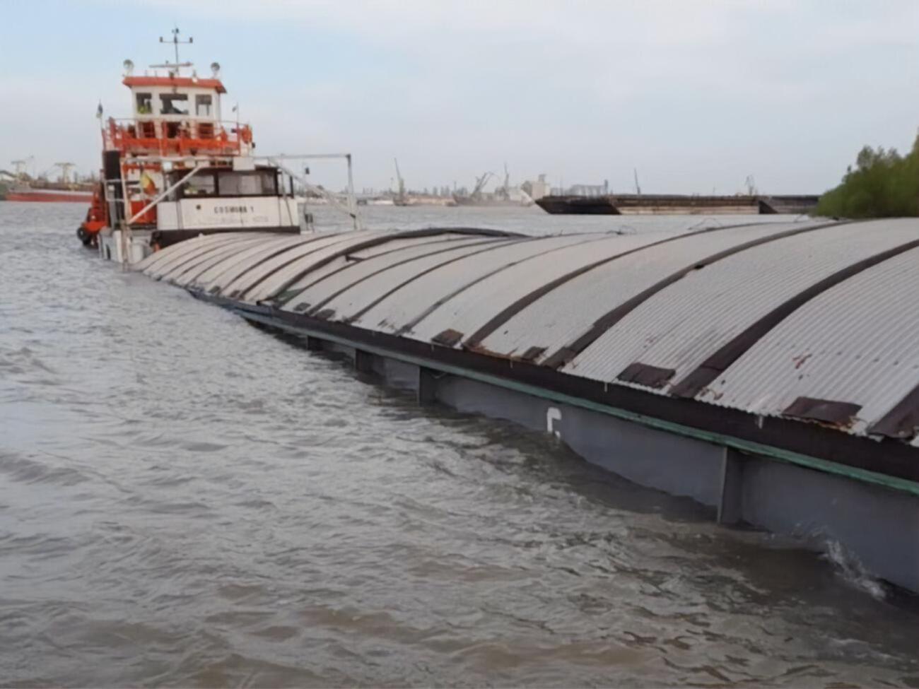 В барже появилась пробоина в правом борту, она стала набирать воду и тонуть