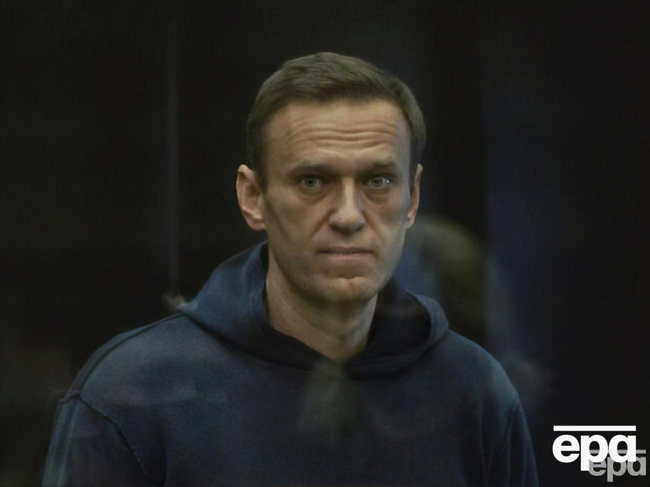 Здоровье Навального, отбывающего срок в российской колонии, вызывает опасения. Его сторонники не исключают, что оппозиционера медленно травят