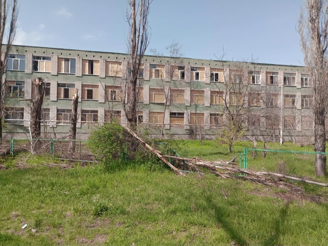 В результате обстрела Херсона 15 апреля повреждена школа и погибли люди