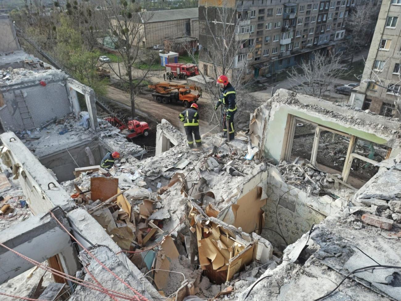 У Слов'янську ДСНС продовжує пошуково-рятувальну операцію в будинку, зруйнованому ракетою окупантів