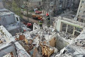 У Слов'янську ДСНС продовжує пошуково-рятувальну операцію в будинку, зруйнованому ракетою окупантів