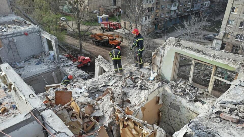 В Славянске ГСЧС продолжает поисково-спасательную операцию в доме, разрушенном ракетой оккупантов