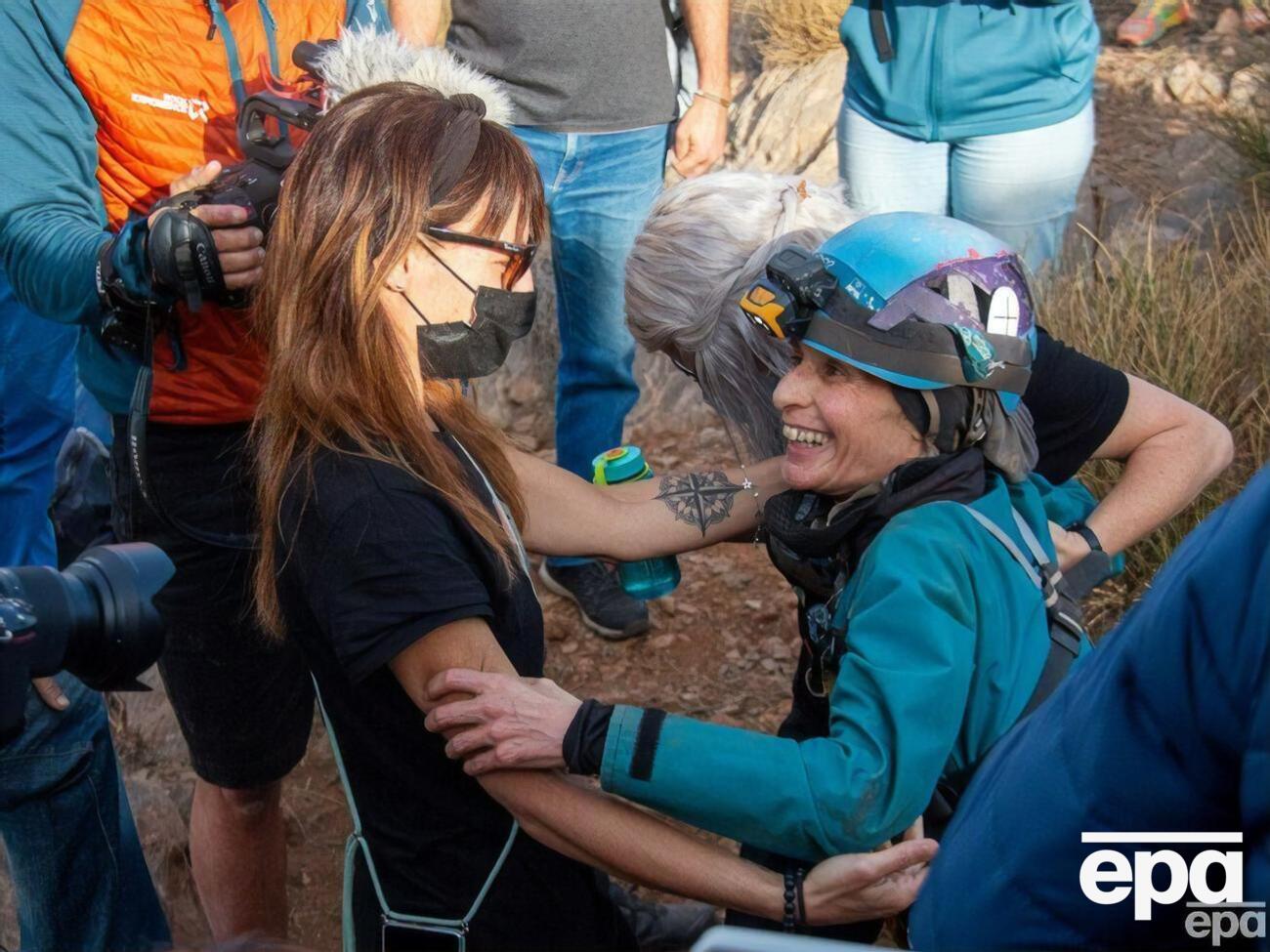 Фламіні (праворуч) увійшла до печери у Гранаді 21 листопада 2021 року