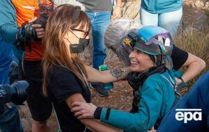 Фламіні (праворуч) увійшла до печери у Гранаді 21 листопада 2021 року