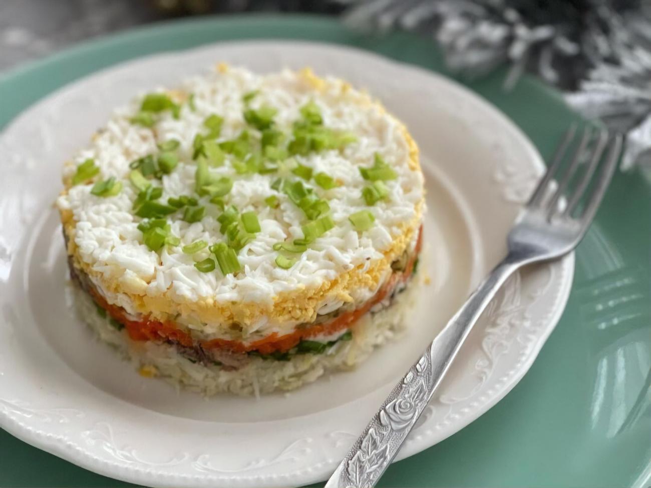 Первый слой в салате сделан из картофеля, затем выкладываются&nbsp;зеленый лук,&nbsp;шпроты,&nbsp;морковь,&nbsp;огурец,&nbsp;плавленый сырок,&nbsp;желток и в конце белок