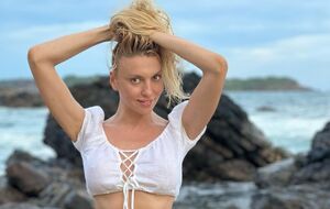 Полякова самостійно робить 20-хвилинний масаж обличчя