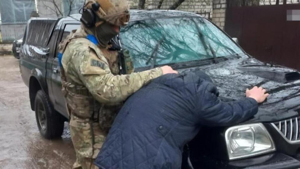 После освобождения Херсона фигурант пытался "залечь на дно" и избежать правосудия, однако сотрудники СБУ установили его местонахождение и задержали