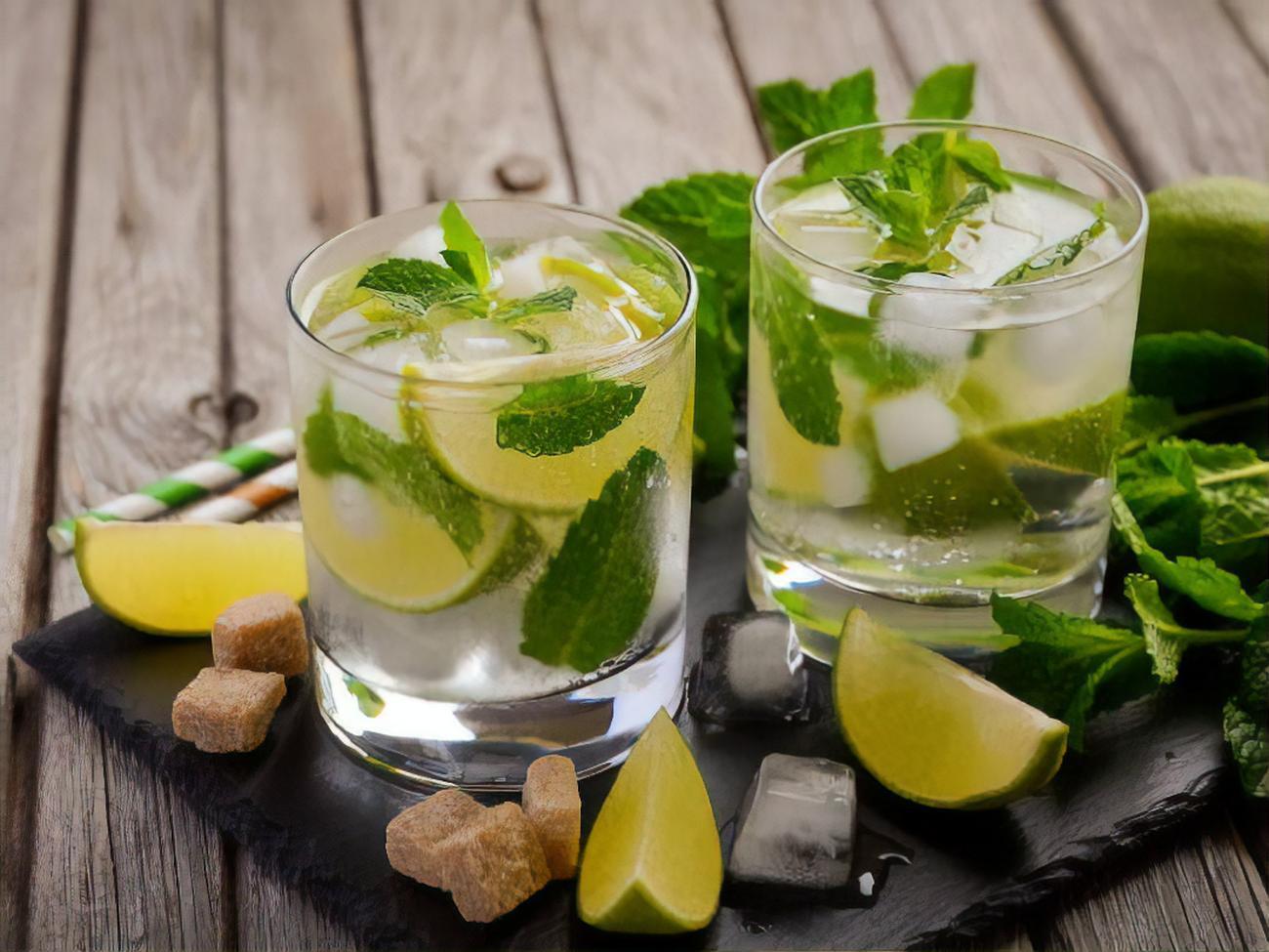 Для приготовления мохито понадобятся в том числе мята и лимон