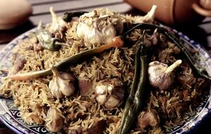 Чеснок нужно вовремя вынуть из плова