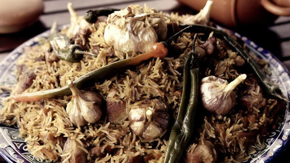 Чеснок нужно вовремя вынуть из плова