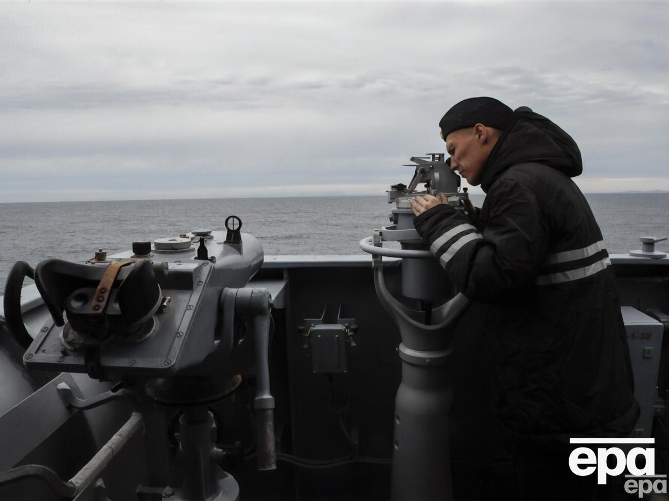 Корсунский отметил, что российские и китайские военные корабли регулярно фиксируются вокруг Японских островов