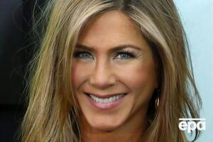 По словам Энистон, "каждый должен чувствовать себя уверенно в любом выборе, в том числе в выборе естественного цвета волос"