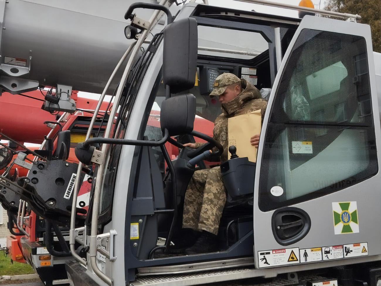 Потужні автомобільні крани можуть використовувати для переміщення броньованої техніки, зазначили у ДПСУ