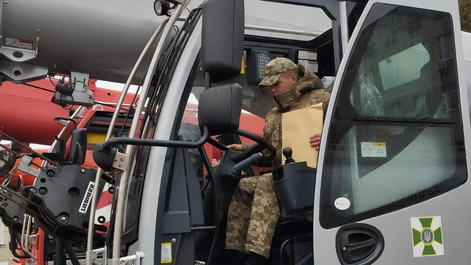 Потужні автомобільні крани можуть використовувати для переміщення броньованої техніки, зазначили у ДПСУ