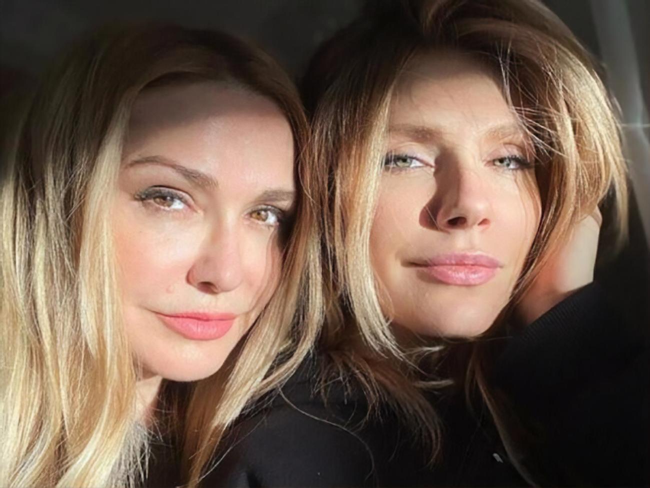 Донька Сумської (на фото праворуч) спілкується з матір'ю онлайн