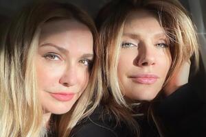 Донька Сумської (на фото праворуч) спілкується з матір'ю онлайн