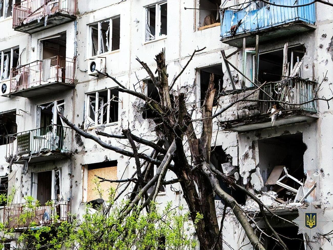 У Красногорівці, яку російські окупанти постійно обстрілюють з артилерії, танків і РСЗВ, залишається приблизно 800 жителів, зазначили у Нацполіції