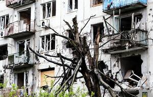 У Красногорівці, яку російські окупанти постійно обстрілюють з артилерії, танків і РСЗВ, залишається приблизно 800 жителів, зазначили у Нацполіції