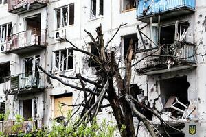 У Красногорівці, яку російські окупанти постійно обстрілюють з артилерії, танків і РСЗВ, залишається приблизно 800 жителів, зазначили у Нацполіції