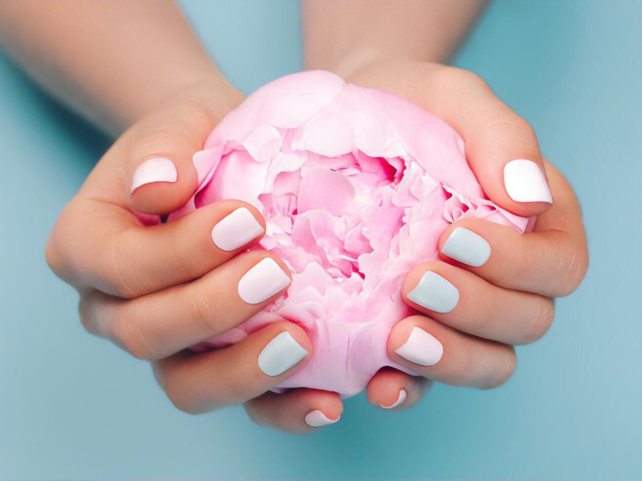 Матовый маникюр в светлых тонах смотрится особенно свежо