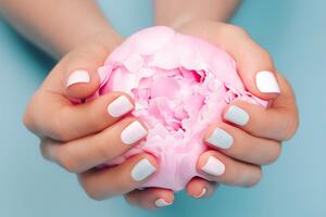 Матовый маникюр в светлых тонах смотрится особенно свежо