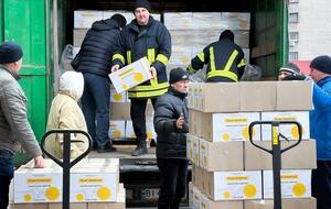 Загалом Фонд Ріната Ахметова передав приблизно 600 тис. продуктових наборів для жителів 22 областей України