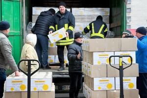 Загалом Фонд Ріната Ахметова передав приблизно 600 тис. продуктових наборів для жителів 22 областей України