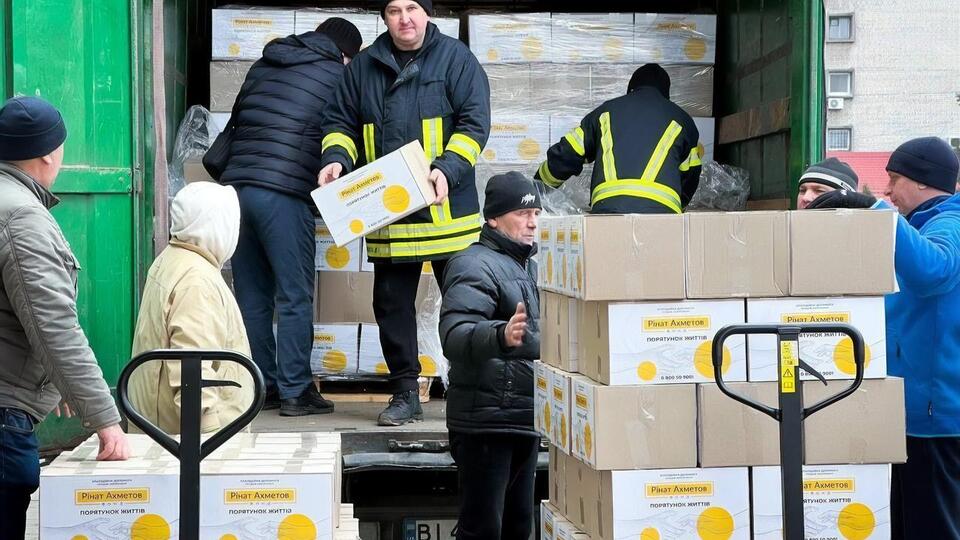 Загалом Фонд Ріната Ахметова передав приблизно 600 тис. продуктових наборів для жителів 22 областей України