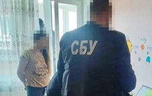 Задержанная подозревается в участии в пропагандистских акциях и внедрении российских стандартов обучения в школах