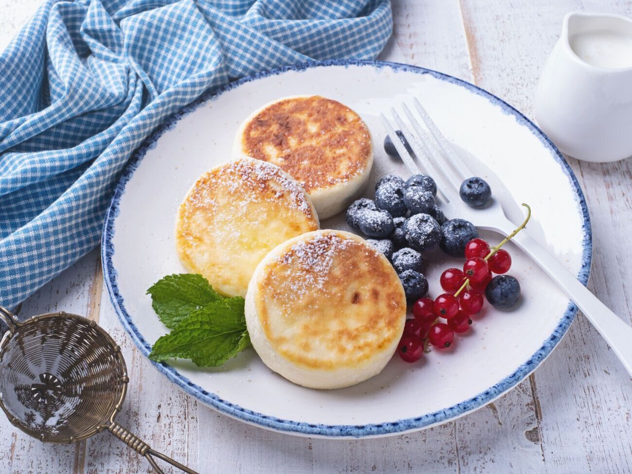 Чтобы сырники получились вкусными, важно, чтобы творог был не слишком влажным и не слишком сухим