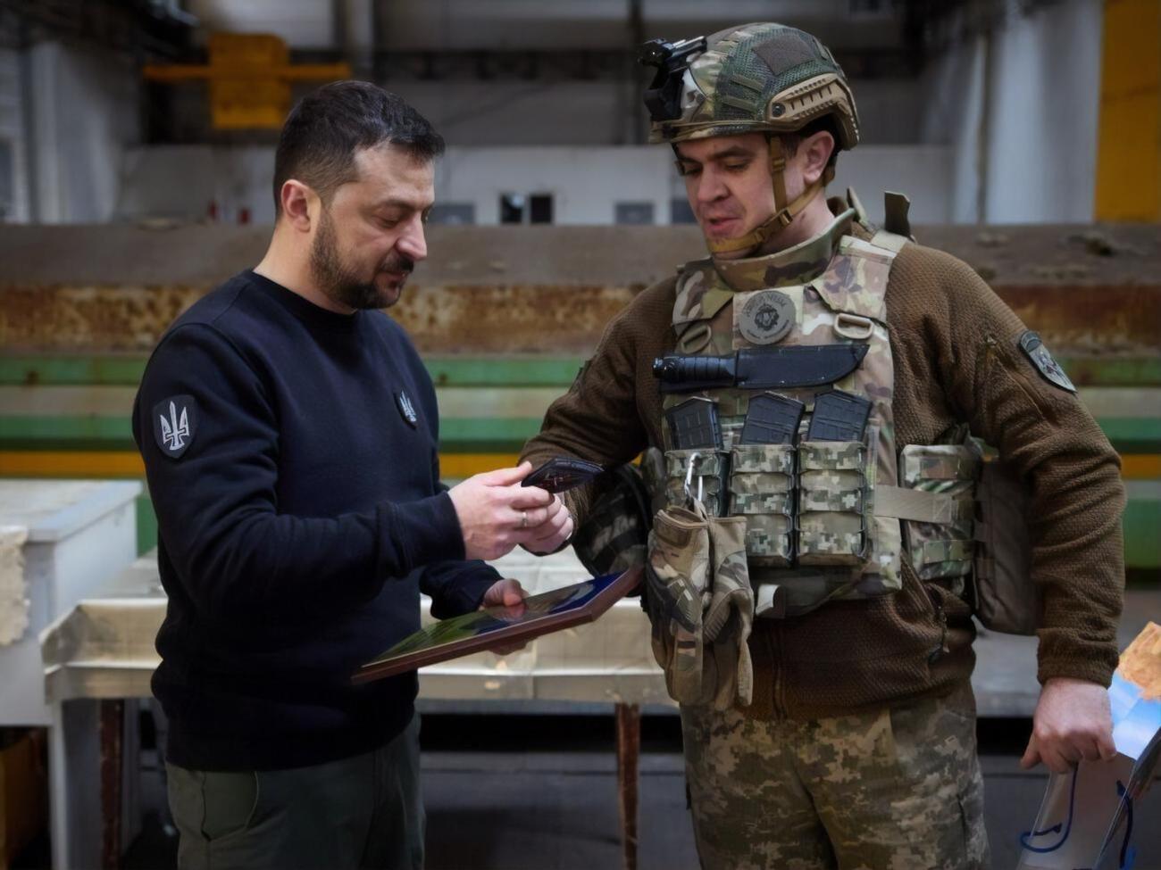 Зеленский на фронте вручил награды украинским защитникам