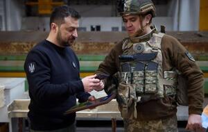 Зеленский на фронте вручил награды украинским защитникам